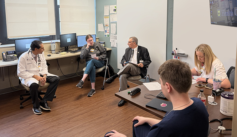 The smaller team meeting hddle.