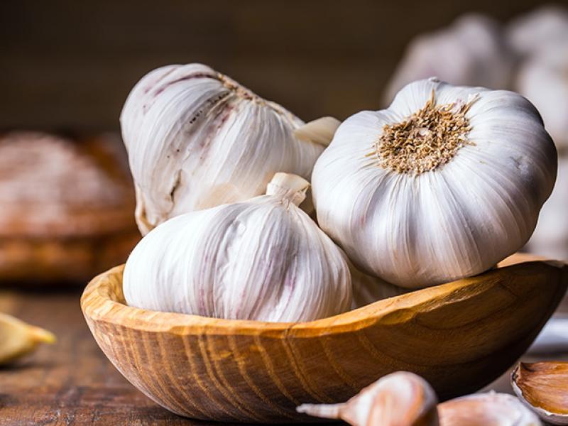 Photo of garlic cloves.