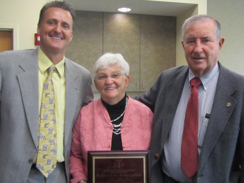 Dr. Robert (right) and Mrs. Marilyn Littlejohn (center) received the Making a Difference Award